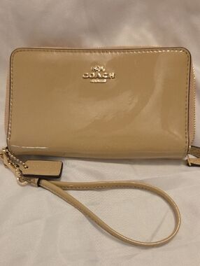 Coach Patent Leather Wristlet in Beige Patent